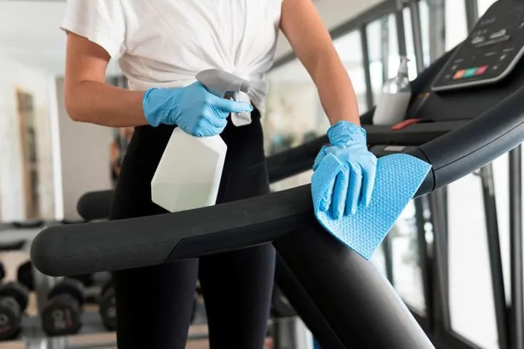 cleaner cleaning treadmil